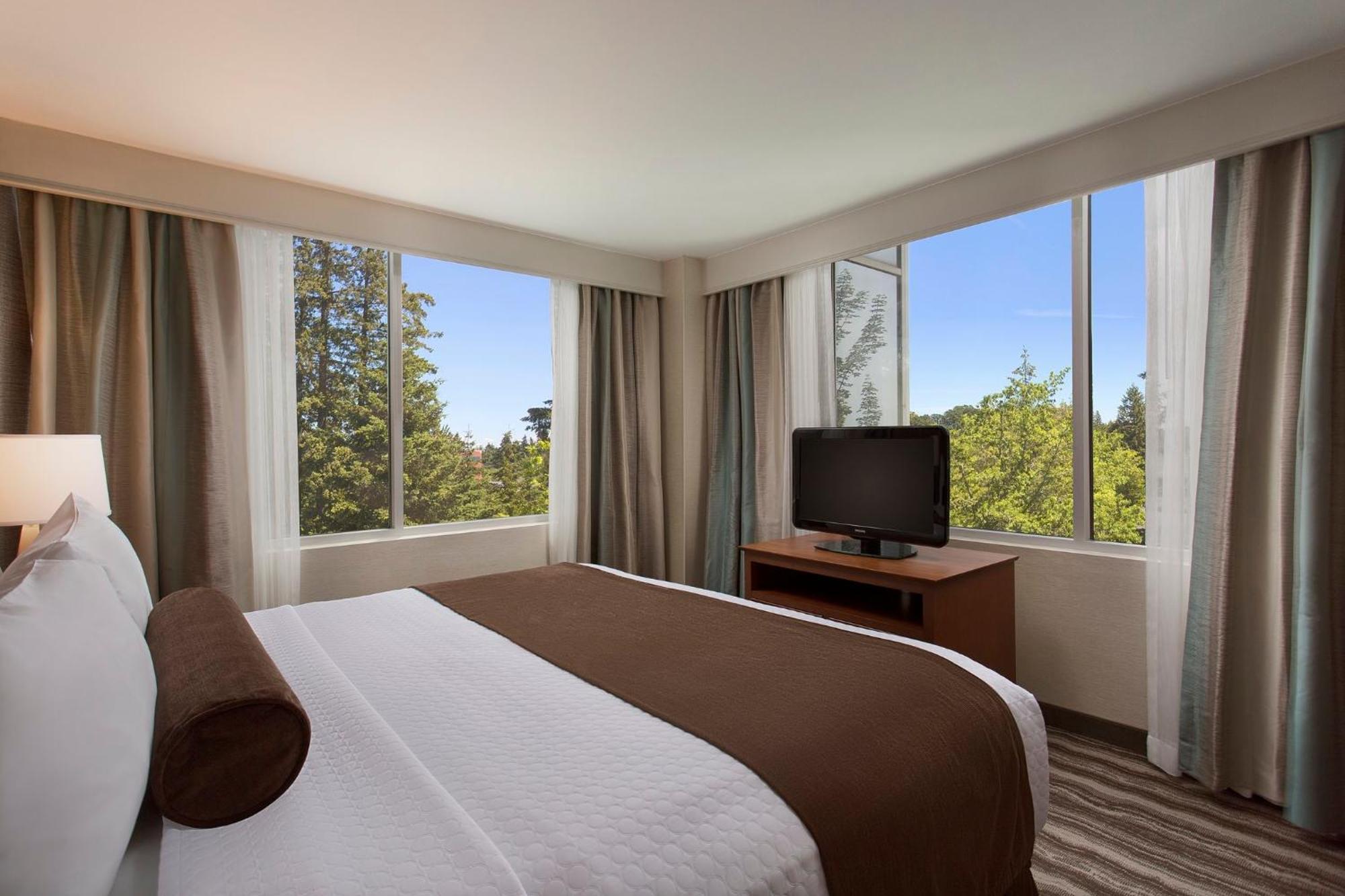 Crowne Plaza Portland - Lake Oswego, An Ihg Hotel Exterior photo